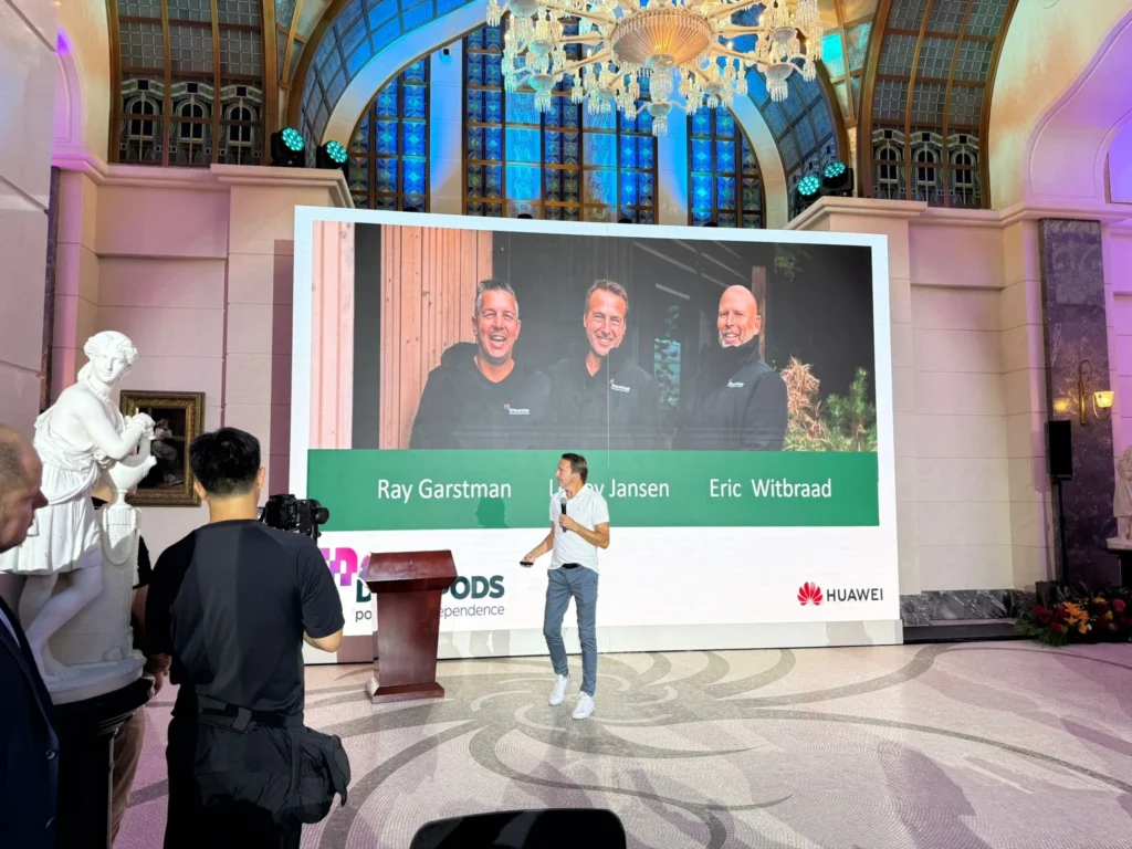 Eric van Dynapods geeft een presentatie bij het hoofdkantoor van Huawei in China