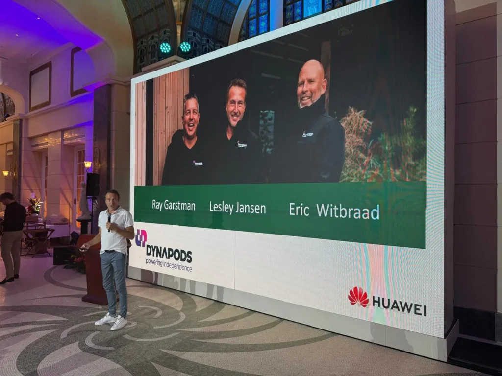 Eric van Dynapods geeft een presentatie bij het hoofdkantoor van Huawei in China