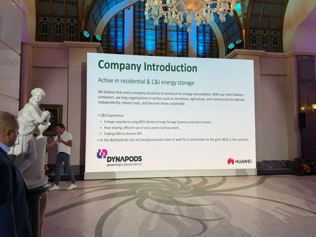 Eric van Dynapods geeft een presentatie bij het hoofdkantoor van Huawei in China