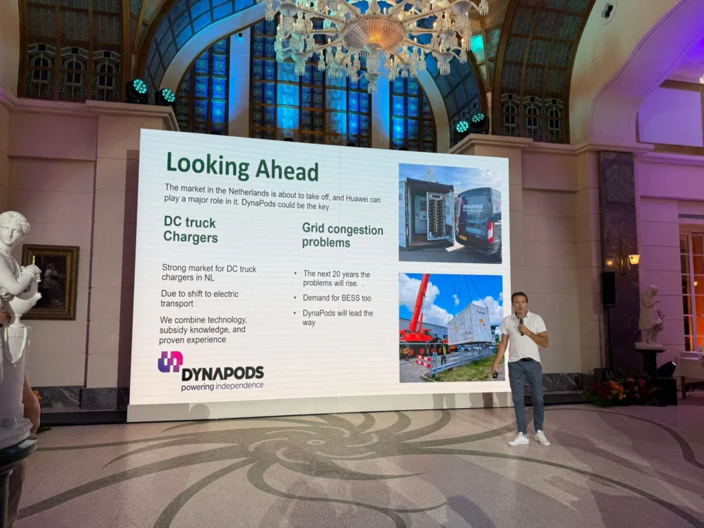 Eric van Dynapods geeft een presentatie bij het hoofdkantoor van Huawei in China